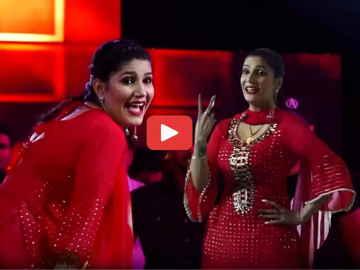 Sapna Choudhary Dance : ठुमके मारकर सपना बोली, कोई मनै बचा लो रे आगी 'दो पाटा में जान', बूढ़े भी बन गए सपना के कद्रदान